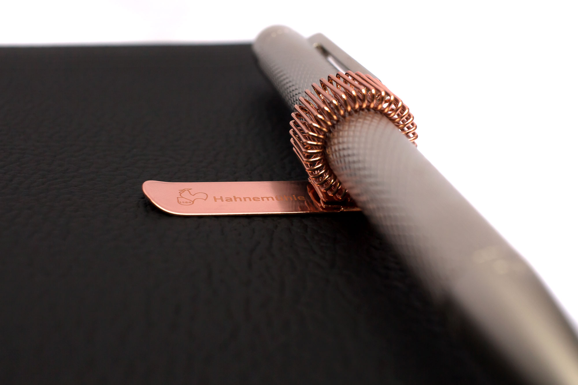 Stiftehalter rosegold am Buch