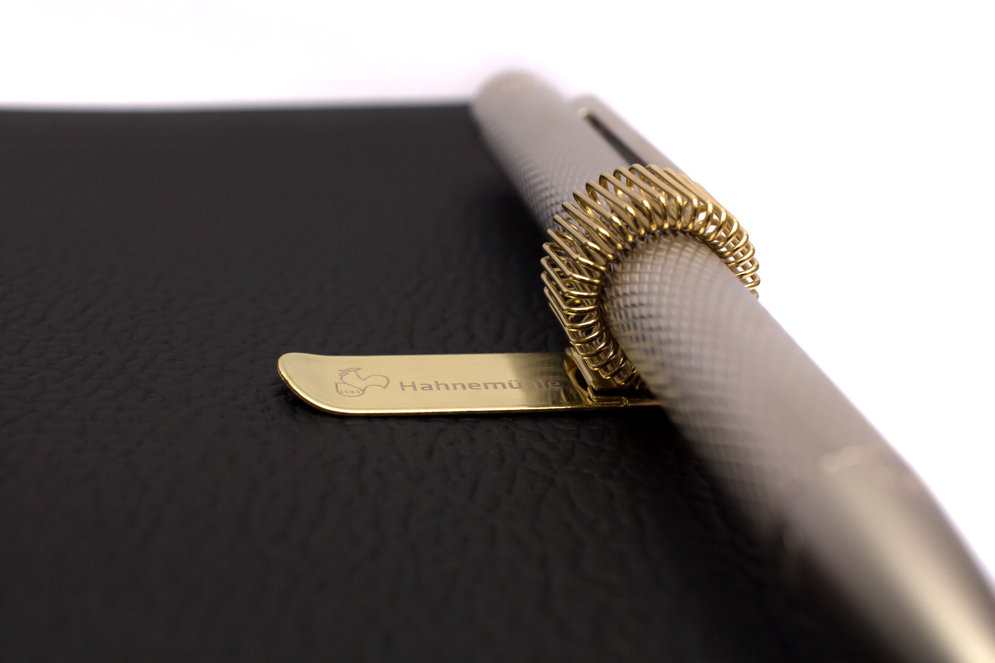 Stiftehalter gold am Buch