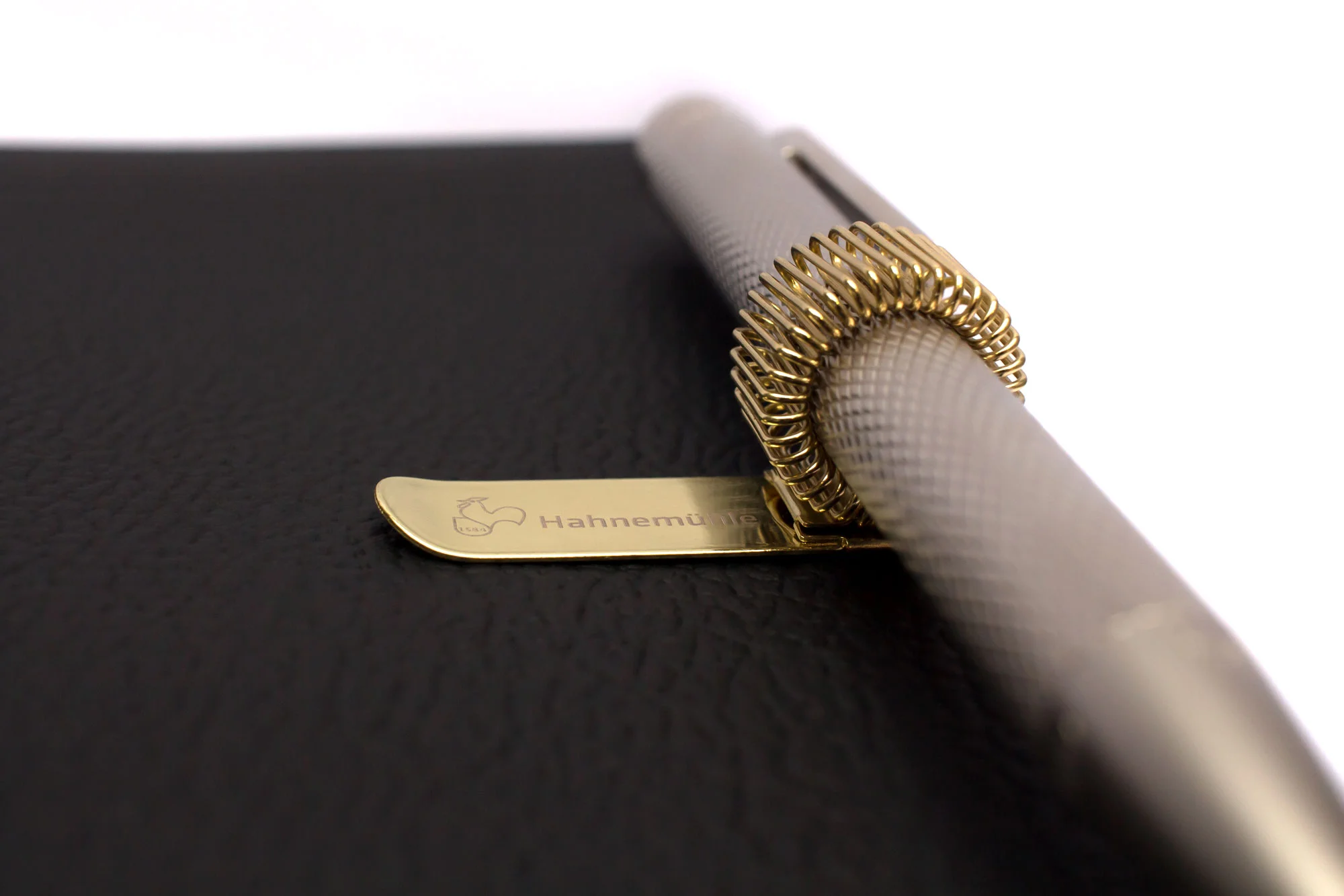 Stiftehalter gold am Buch
