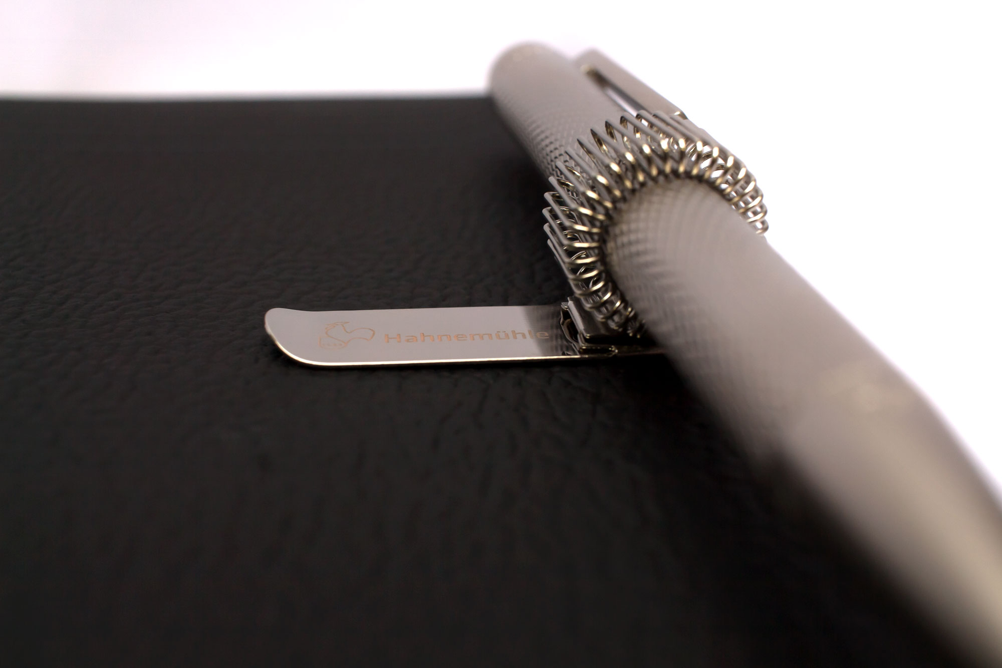 Stiftehalter silber am Buch