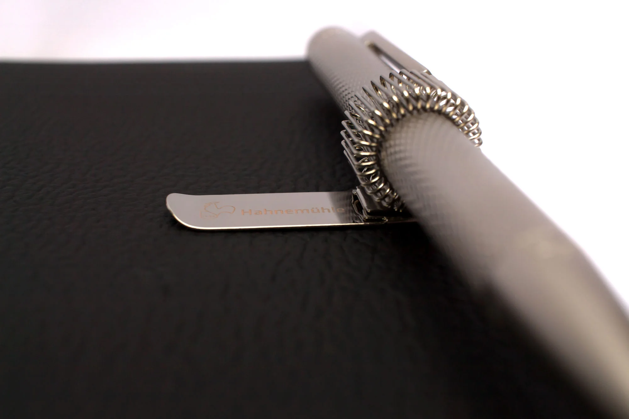 Stiftehalter silber am Buch