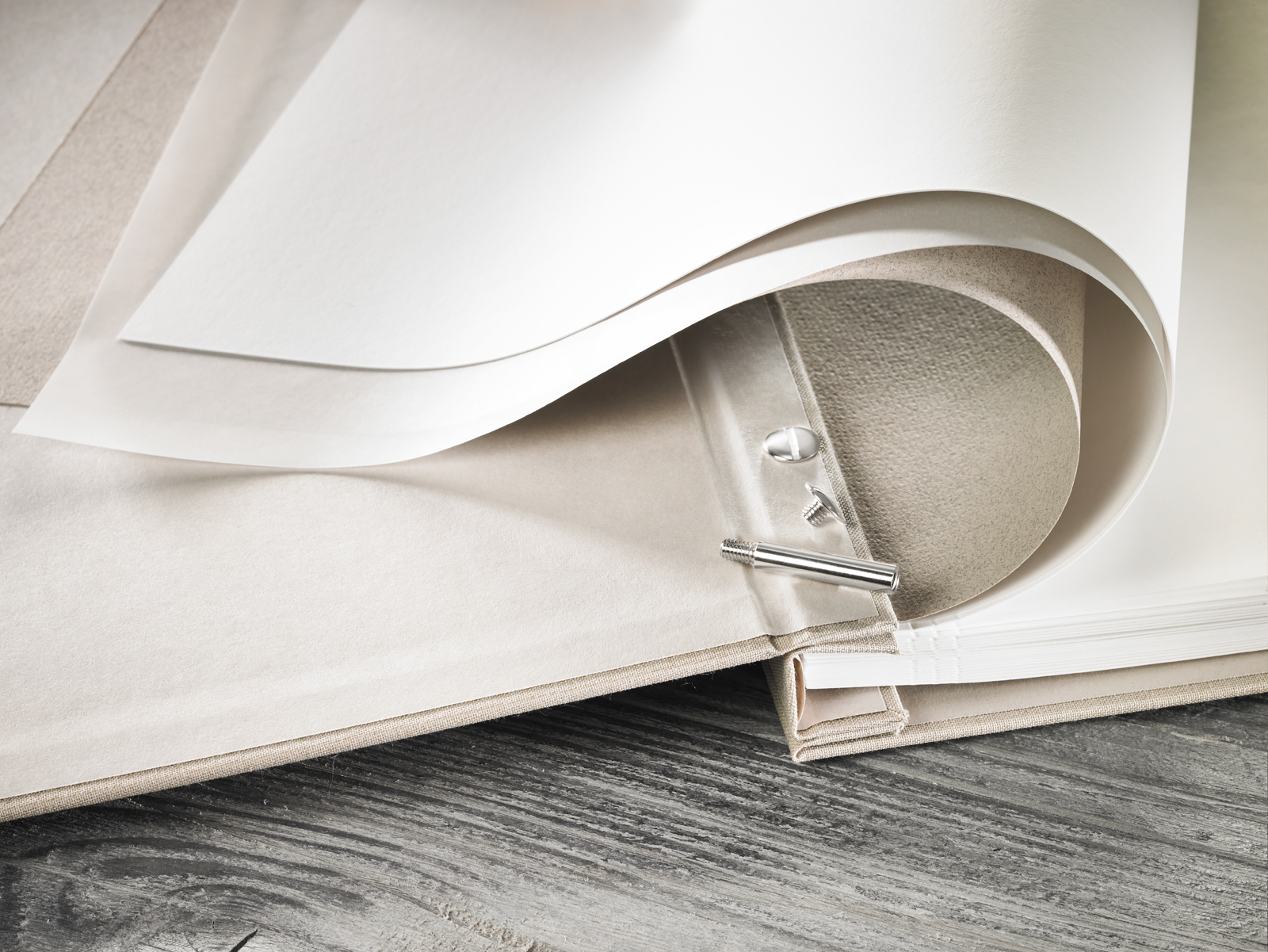 Linen Album sand aufgeschlagen