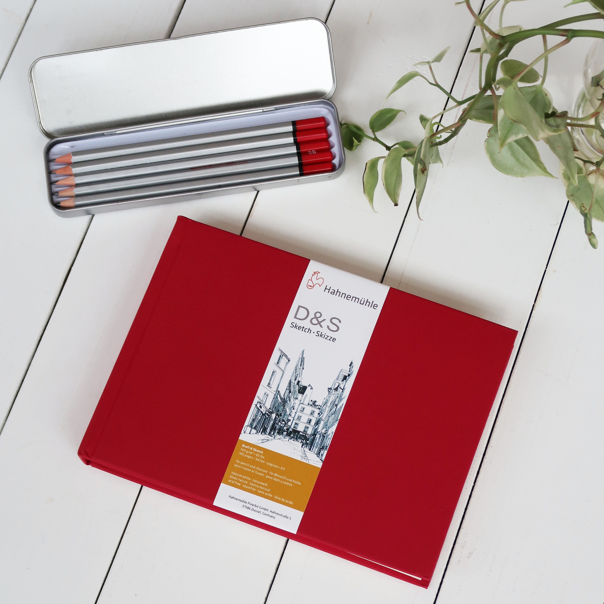 D&S Skizzenbuch rot mit Bleistiften