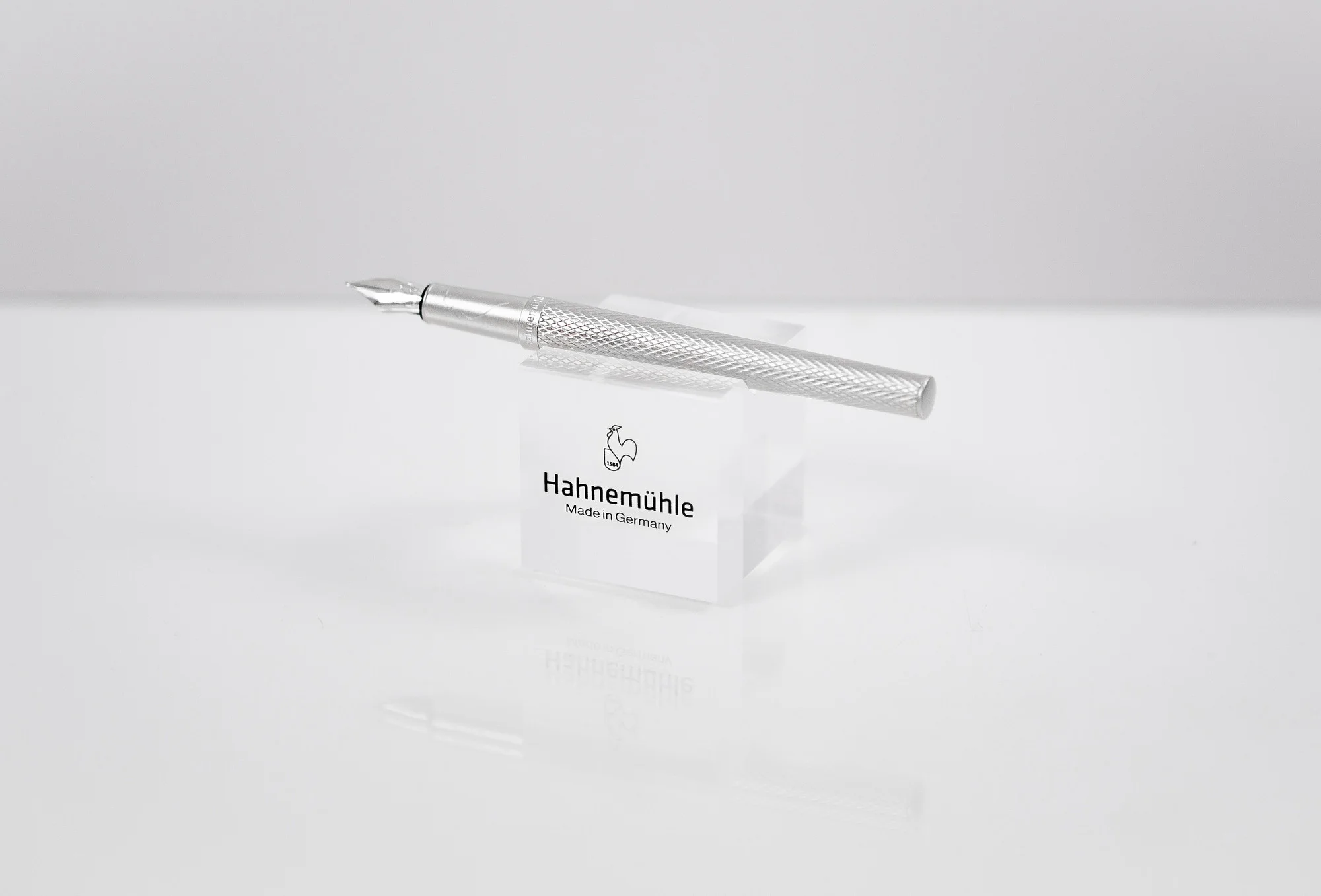 Aufsteller in Würfel-Form mit Stift