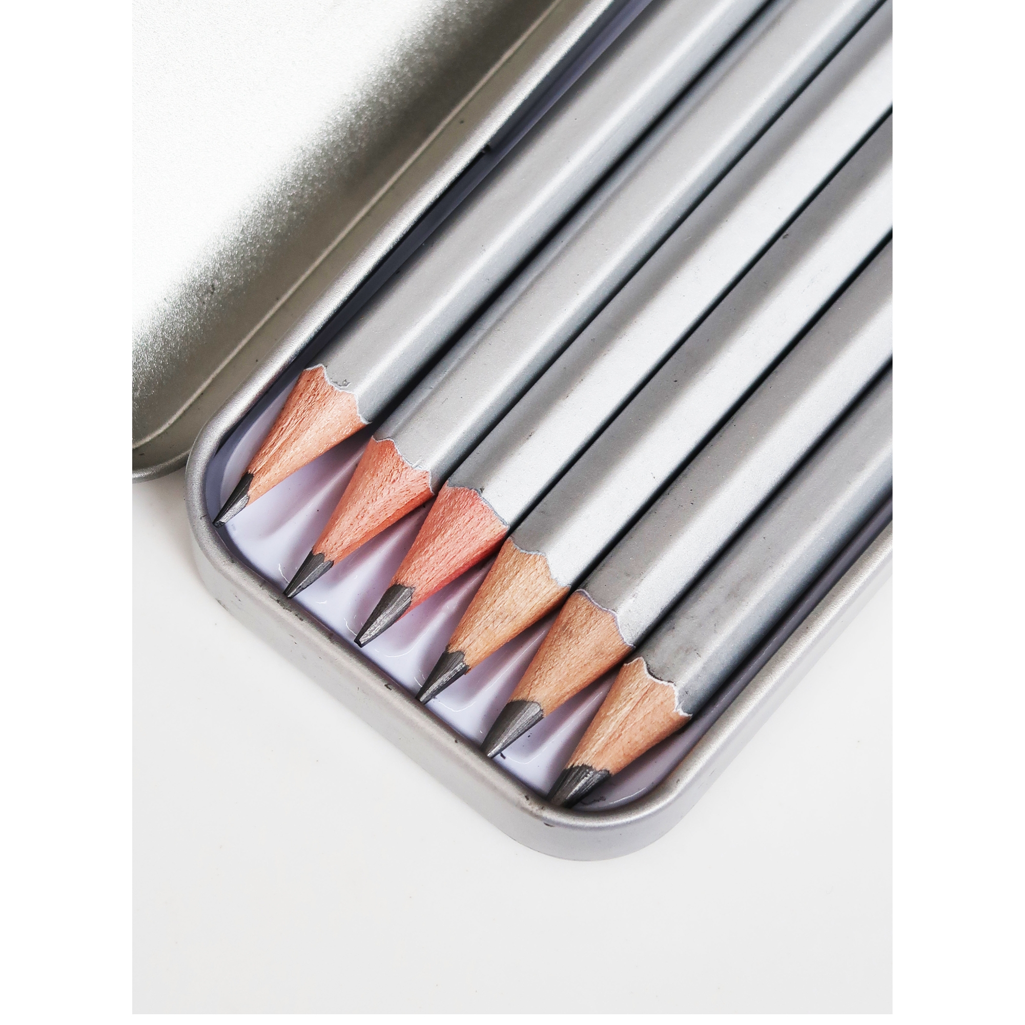 artist-sketching-pencils-hahnemuehle artist-sketching-pencils-hahnemuehle