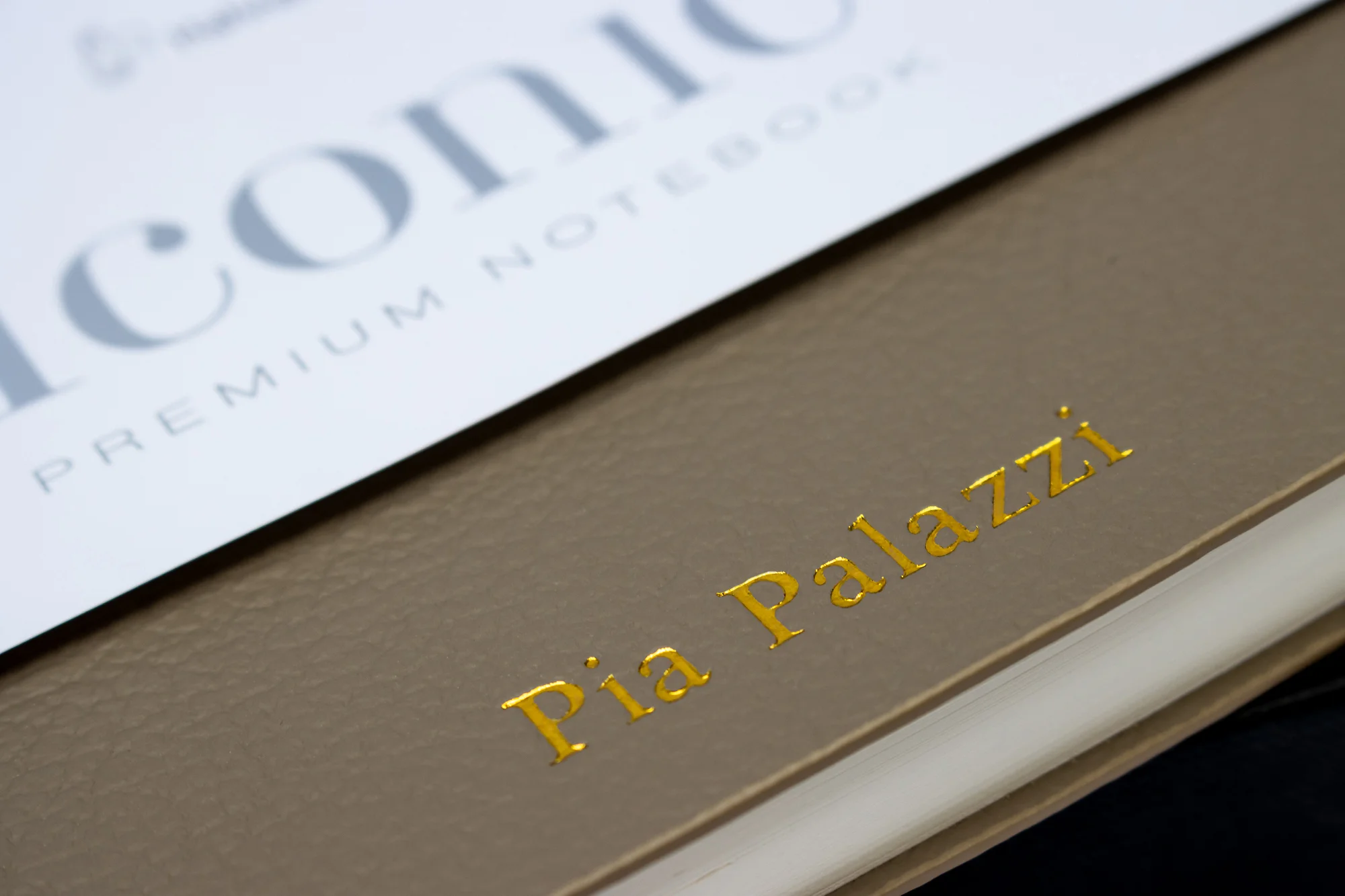Iconic mit Prägung Detailaufnahme